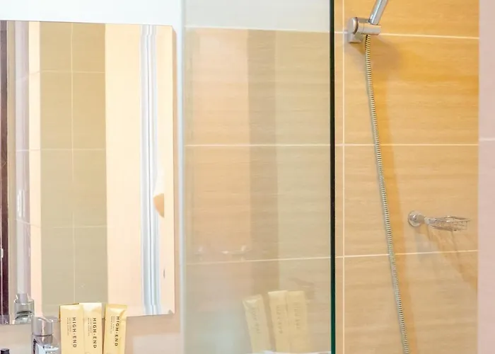 Family 2 Bedroom And 1 Living With Balcony - One Uptown, Bgc Apartment Manila